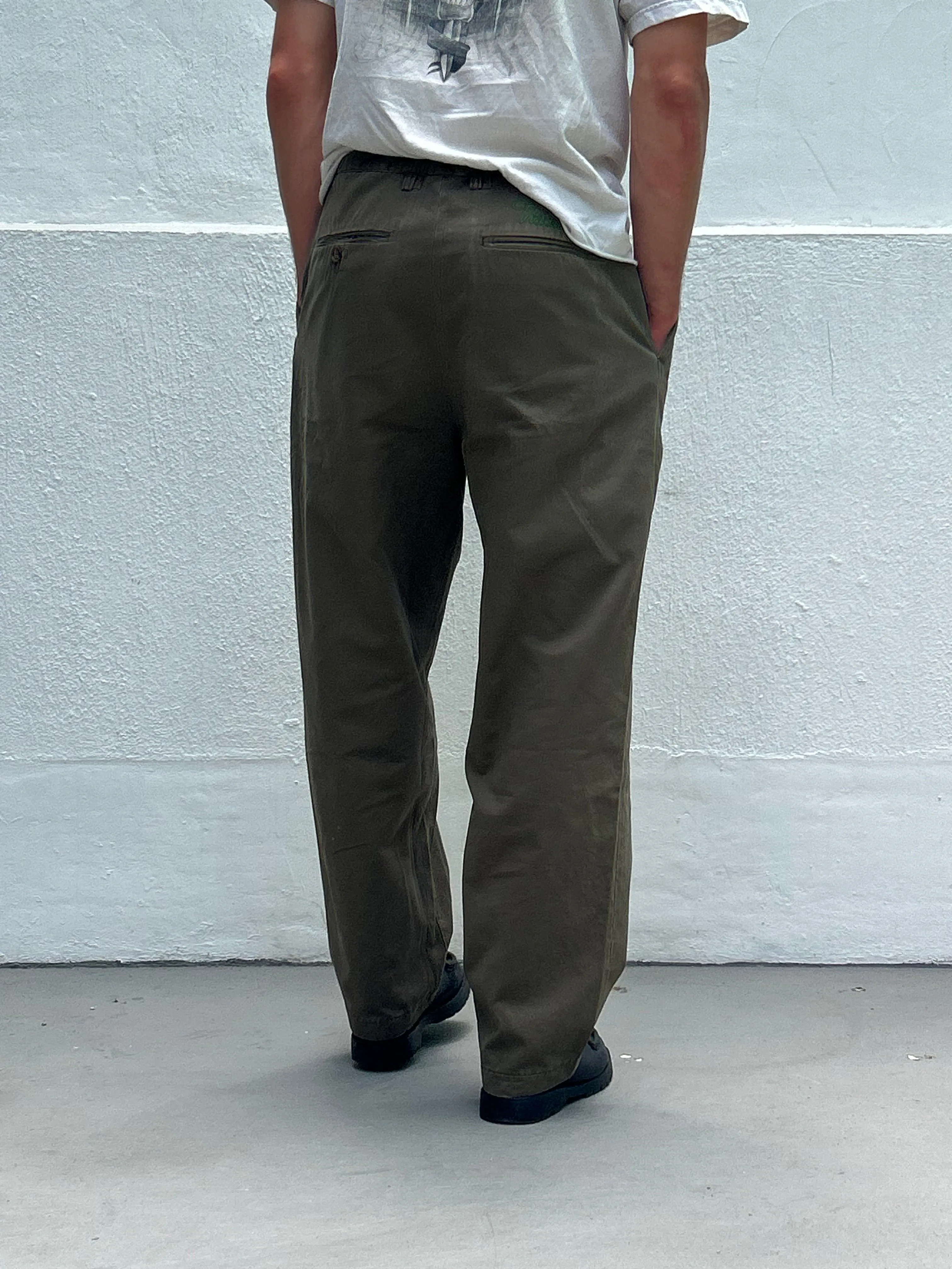 INVERTED PLEATS CHINO