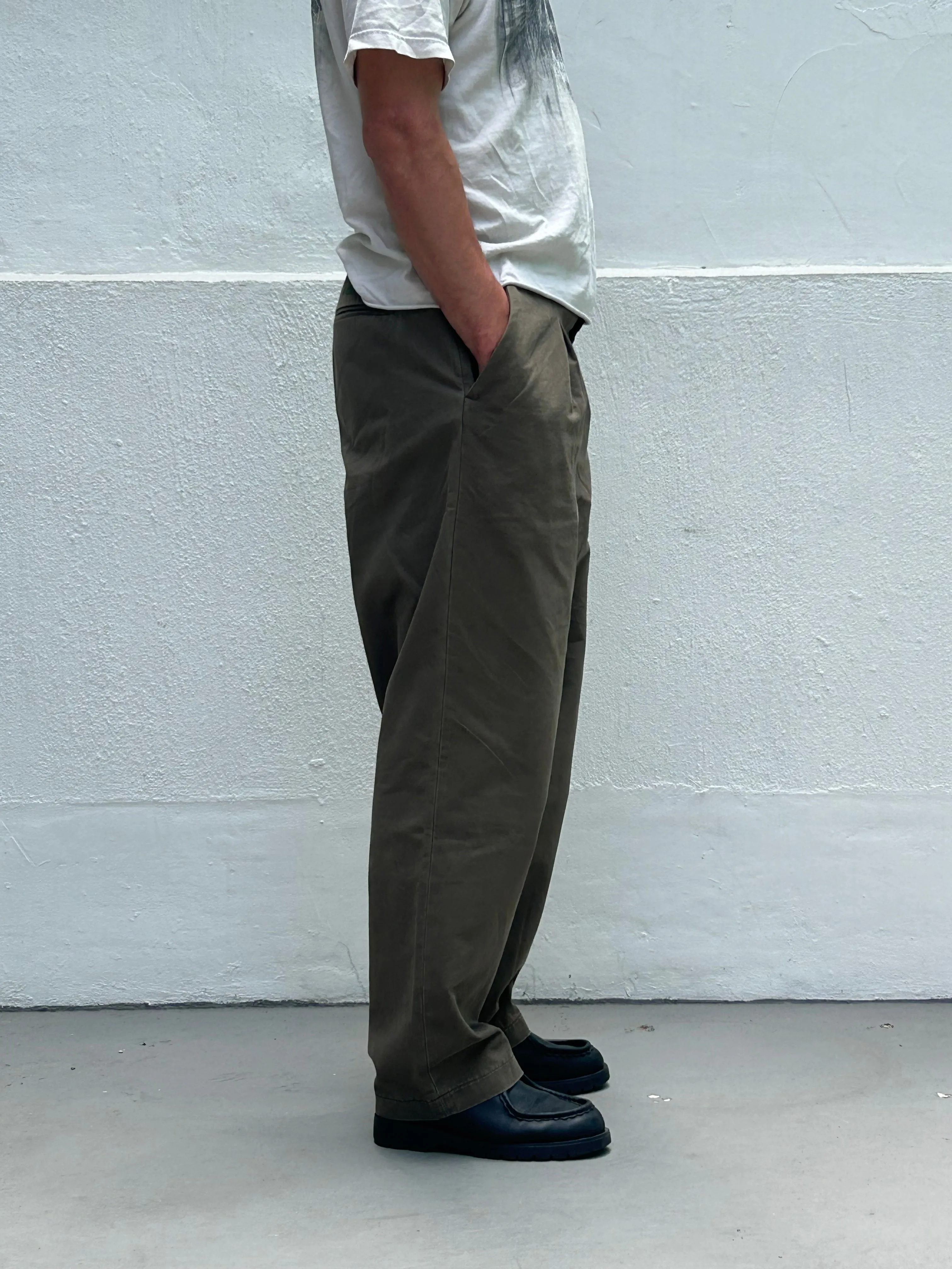 INVERTED PLEATS CHINO